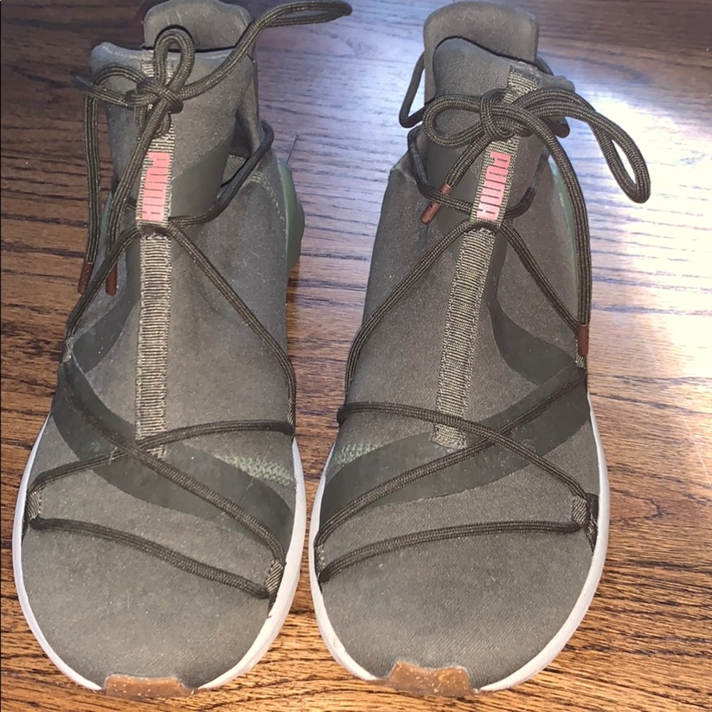 Size 7 puma shoe